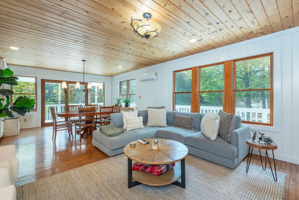Riverside Bliss Mountain Views Cozy Fires