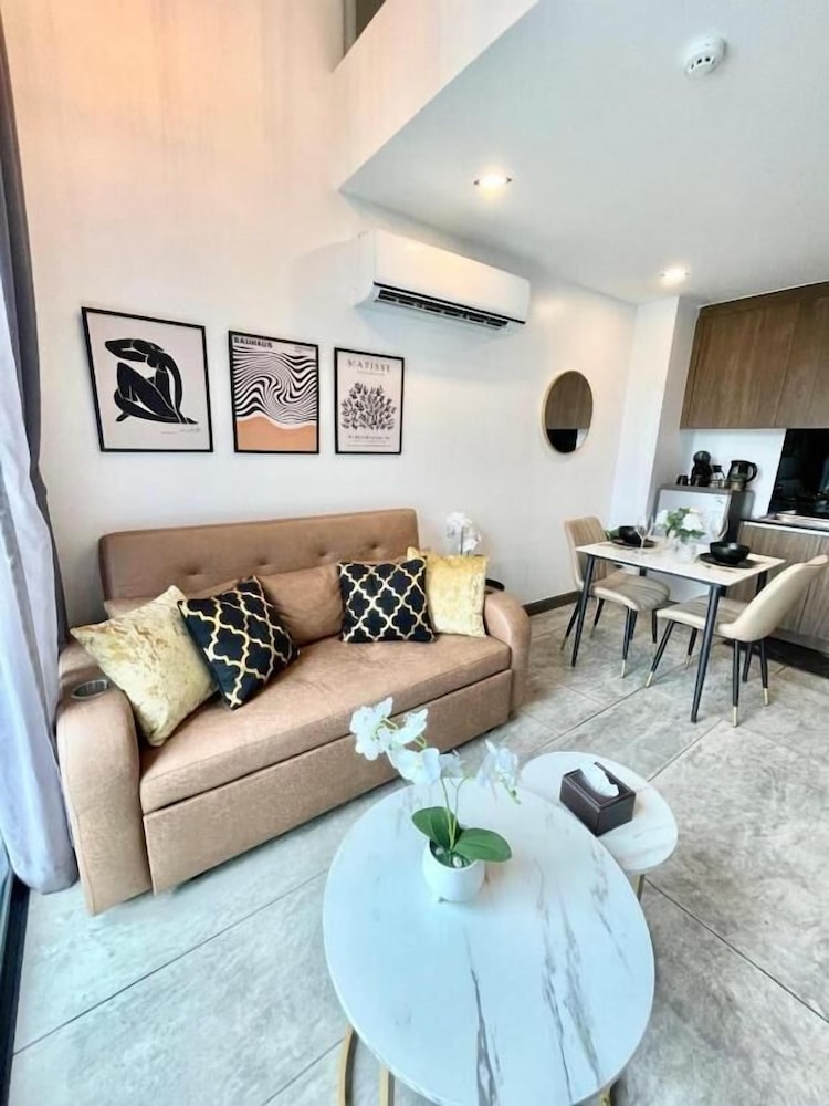 1BR Loft Pool Gym Walk to Naiharn C181