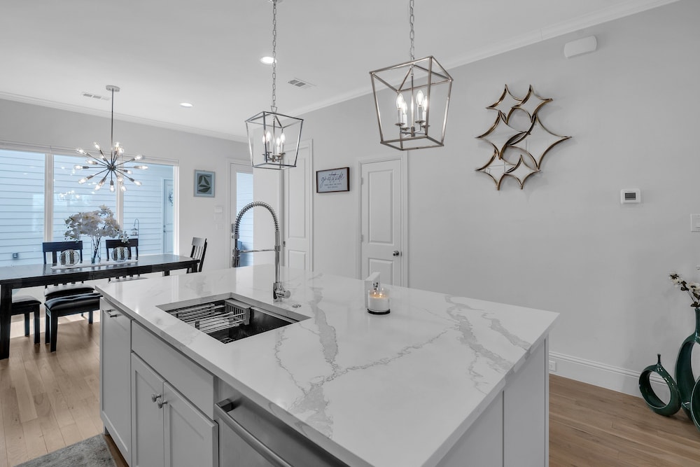 Modern 3br In Bishop Arts Walk To Shops & Dining 3 Bedroom Duplex