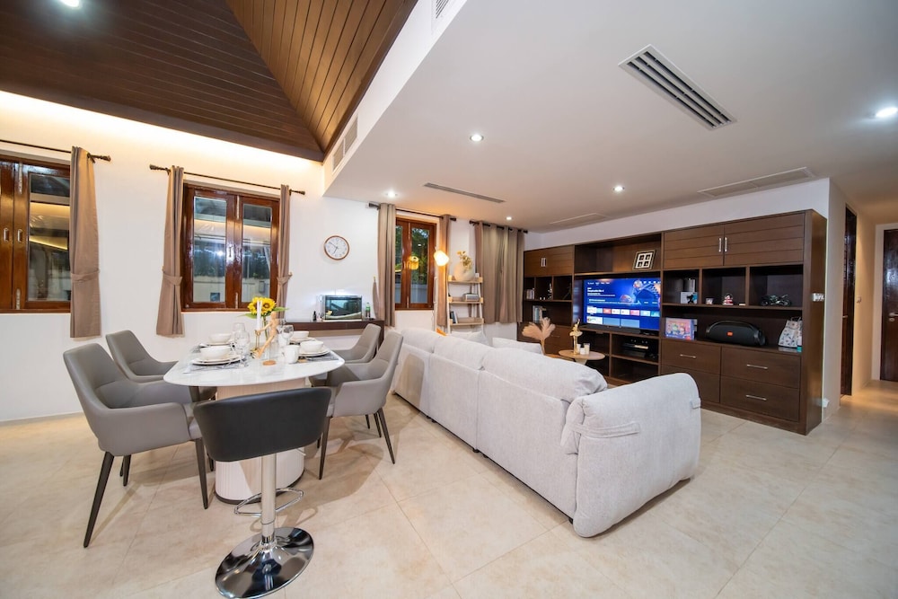 Spacious Private 4 BR Villa With a Working Office