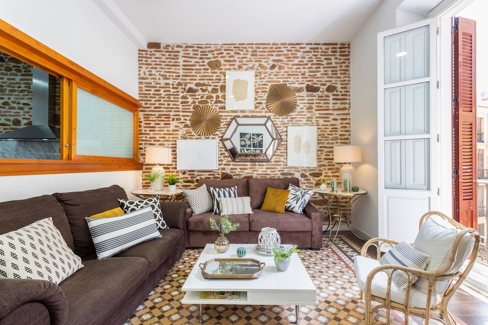 3 Bd Apartment With Balconies Next to Larios Street. Larios