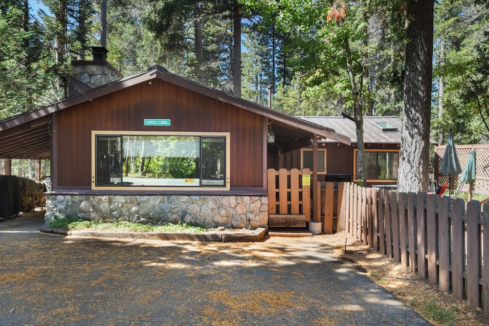 Elm Street Getaway Sleeps 8!