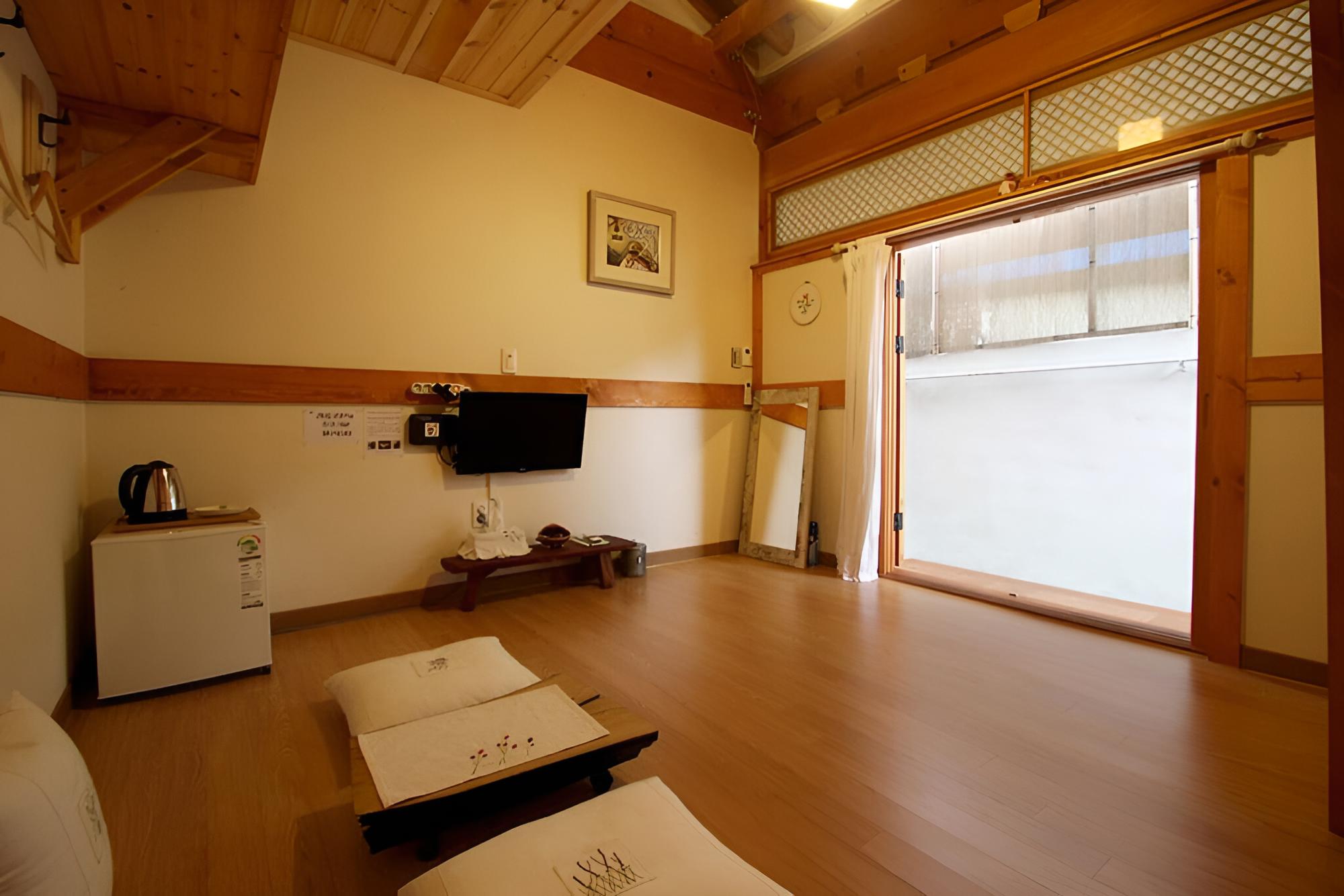 Jeonju Keun Judaengi Hanok Stay view 2