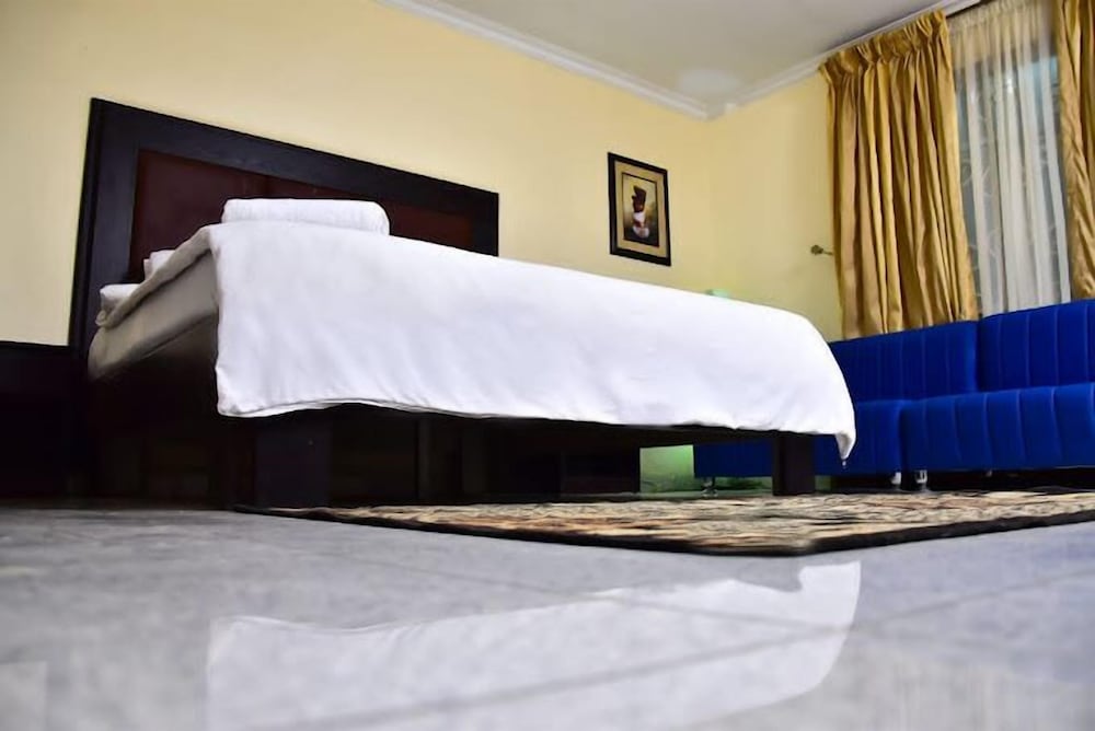 CANDOW HOTEL