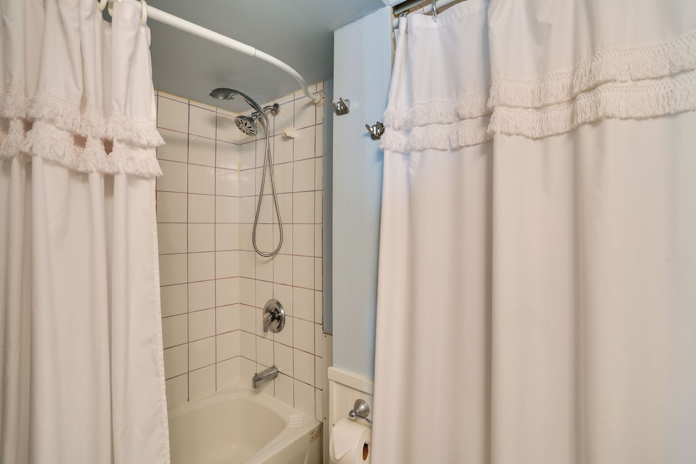 1 Mi to Birch Bay SP! Cozy Cabin w/ Pool Access