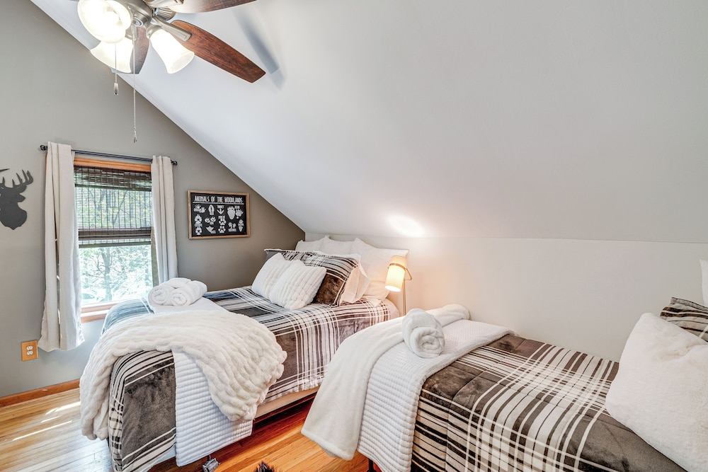 Charming Cottage: Steps to Lake Wandawega!