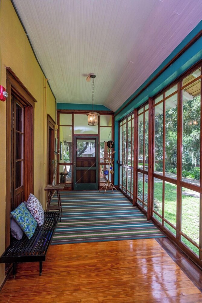 Oakland Manor House