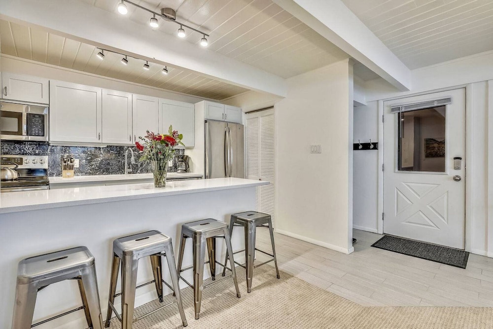 Downtown 2 Bedroom Mountain Vacation Rental in the Heart of Downtown Aspen One Block From Silver Queen Gondola view 5