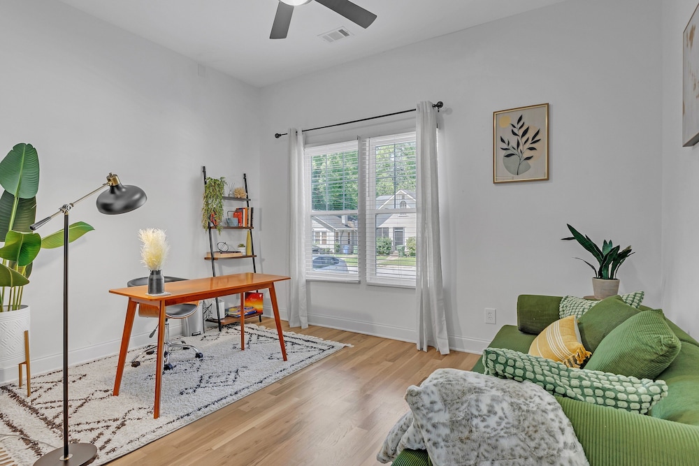 Stylish Bungalow Near Beltline & Breweries 4 Bedroom Bungalow