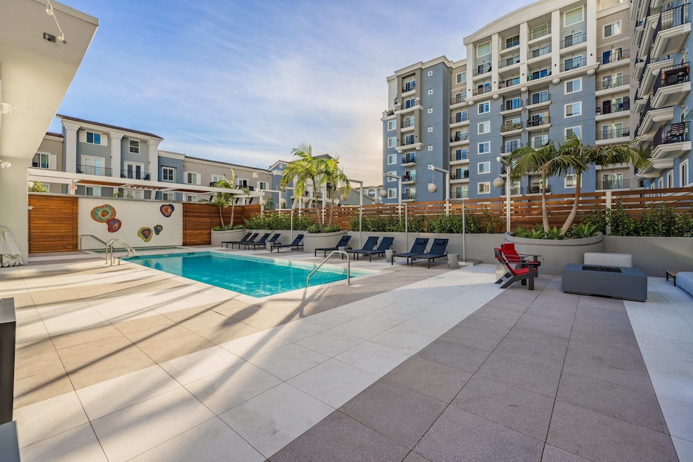 @marbella Lane - Chic 2BR Penthouse w/ Ocean Views