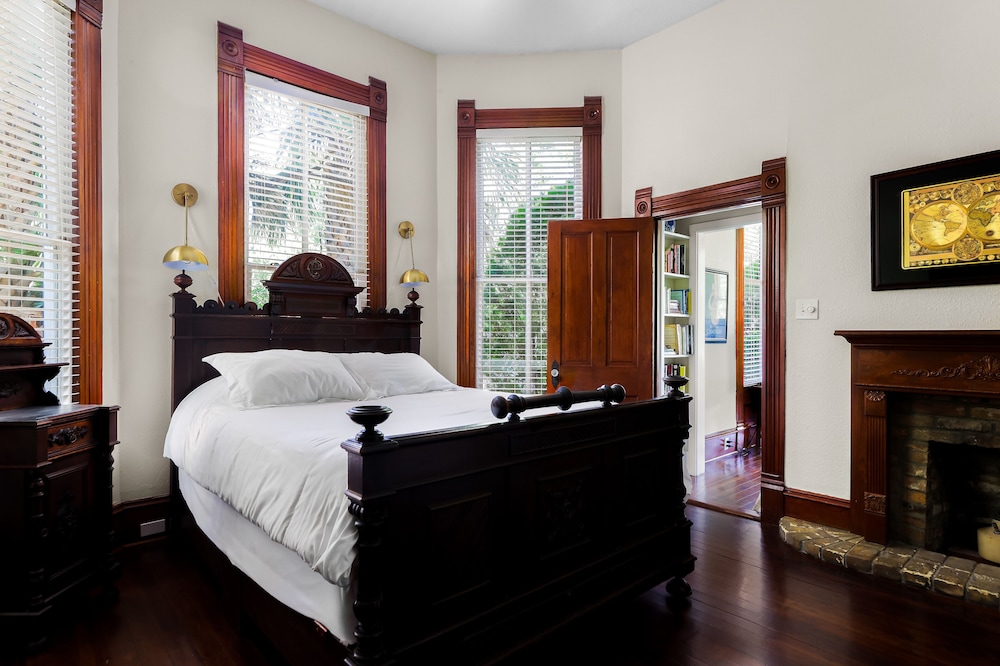 Brava House Bed and Breakfast