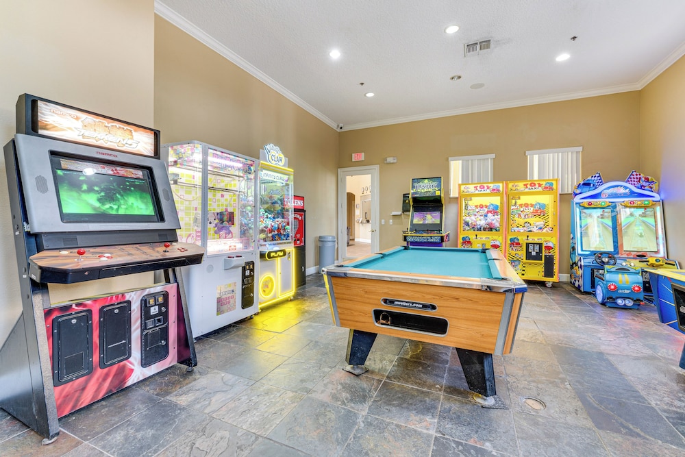 10 Mi to Disney Parks: Resort Retreat w/ Patio