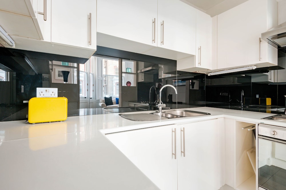Chic Chelsea Home near South Kensington by UnderTheDoormat