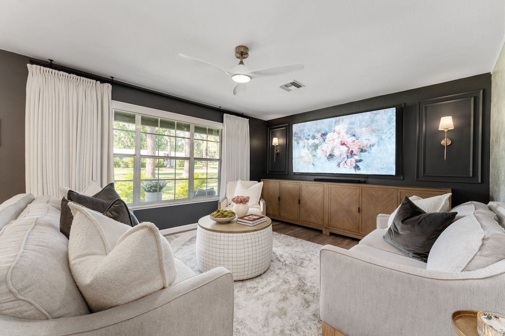 Designer Pet-friendly Retreat With Heated Pool 5 Bedroom Home