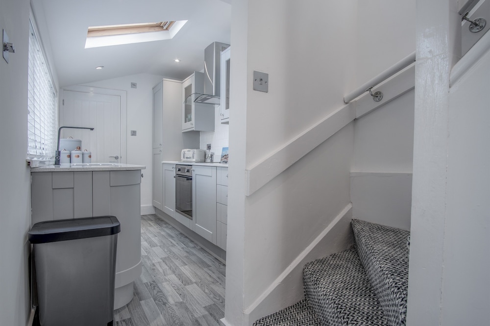 Hawtree Cottage - 2 Bed Cottage - Tenby view 3