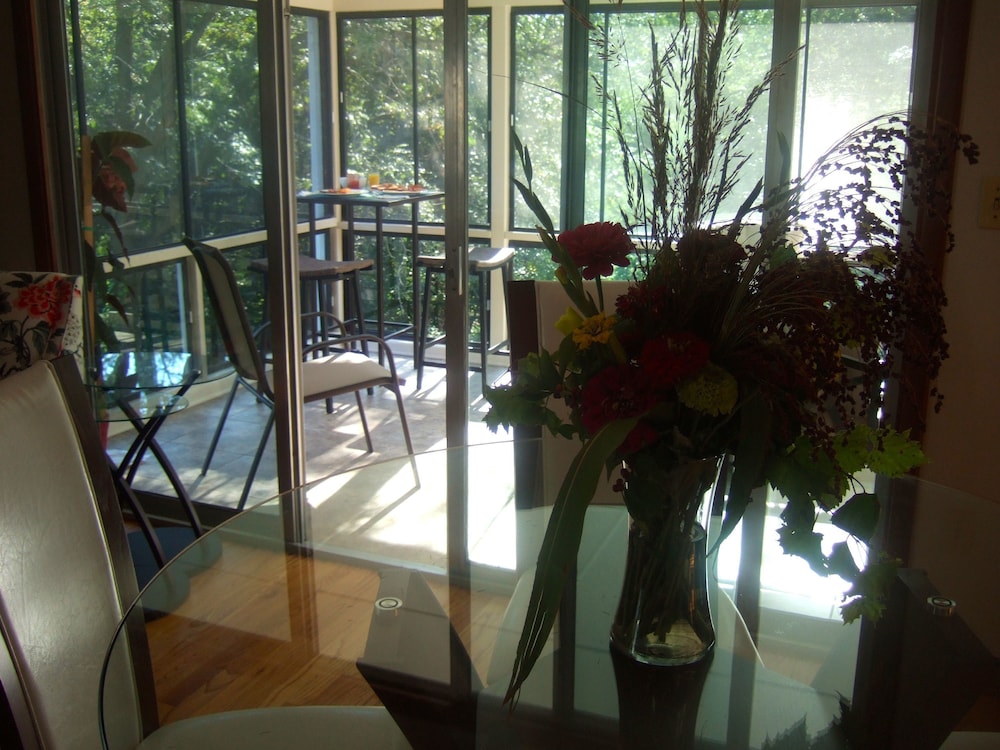 Loya's Little House Bed & Breakfast