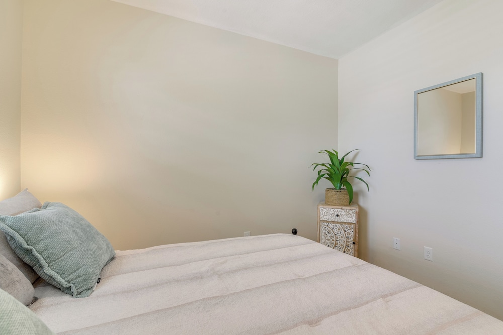 1/2 Mi to Galveston Beach Seawall: Retreat w/ Pool