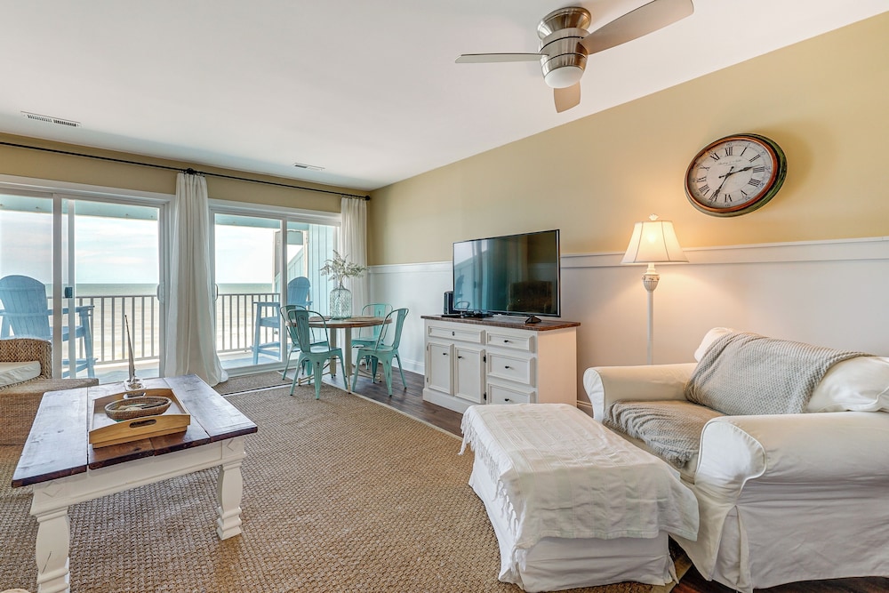 Sandy Oceanfront 2nd FL 1BR W/pool at The Riggings