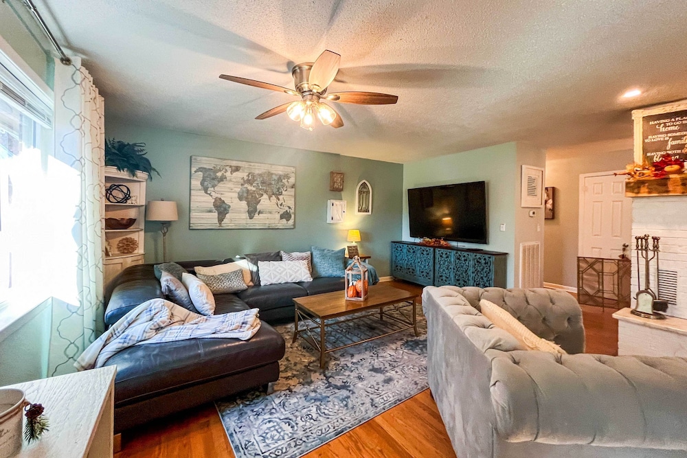 Charming Cottage w/ Hot Tub: 15 Mi to Chattanooga! view 4