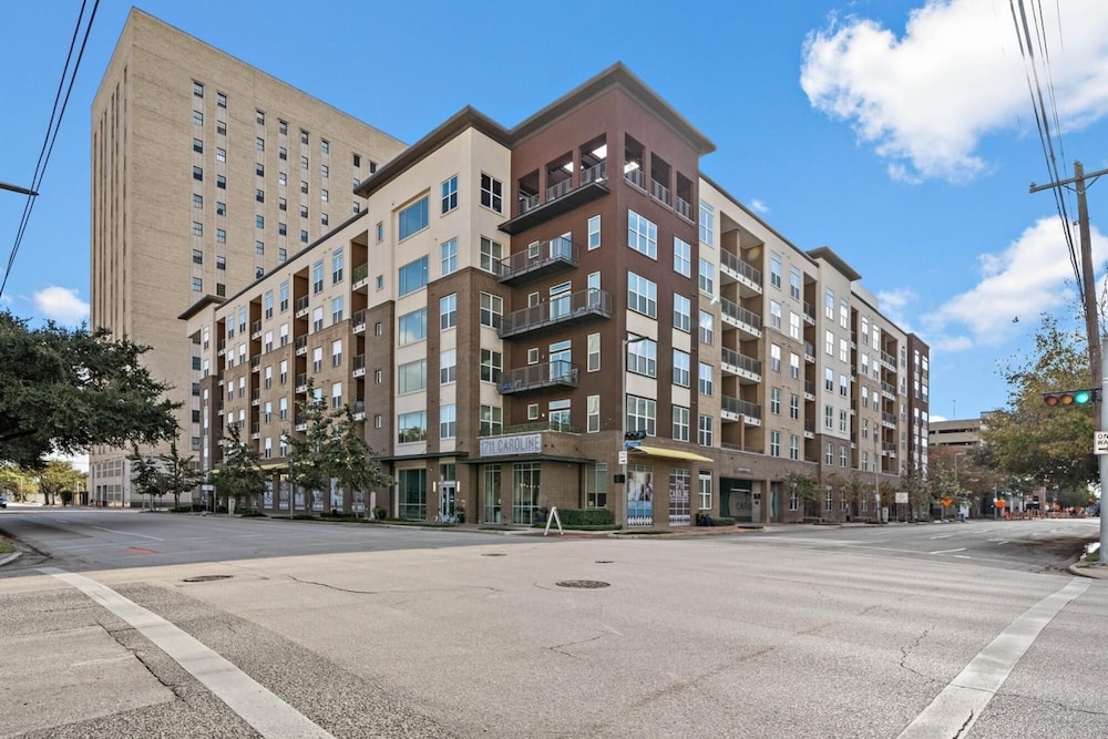 Bright and Airy Condo With Fast Wifi Gym Pool Parking Included