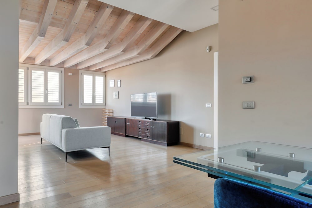 Elegant apt with parking and balcony