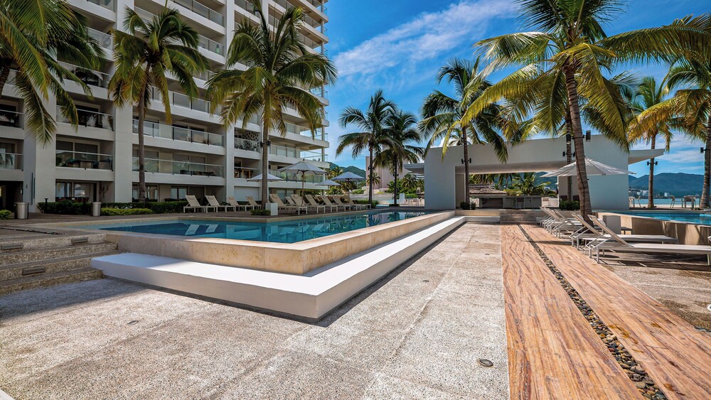 Stunning Beachfront Condo - Sea Views