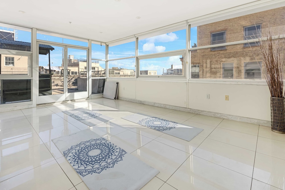 Skyline Lofts by Avantstay: a Multi-level Industrial-chic Retreat in Dtla With Rooftop Views, Soaring Ceilings & Steps to Dining, Music & Culture