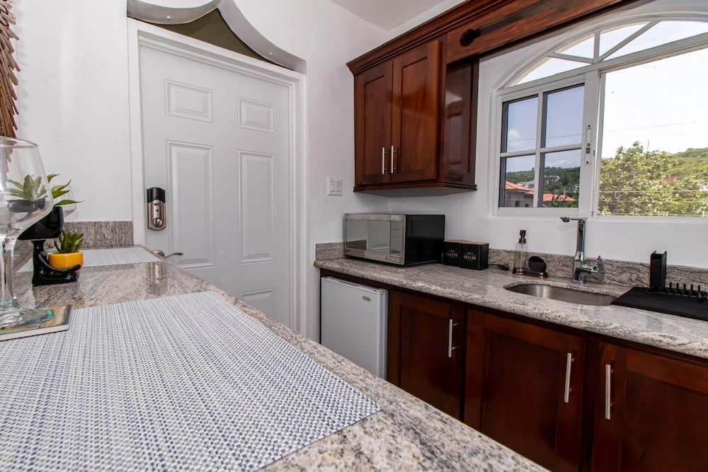 Runaway Bay Gem Suite