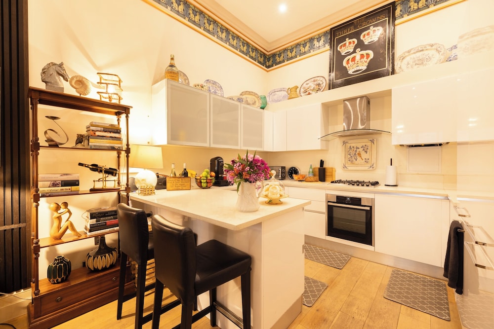 Large 4-bed 8-guests W/patio 1841 House Paddington