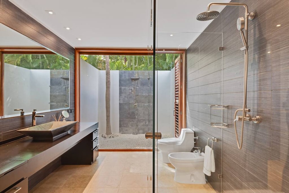 Beautifully-designed Contemporary Villa