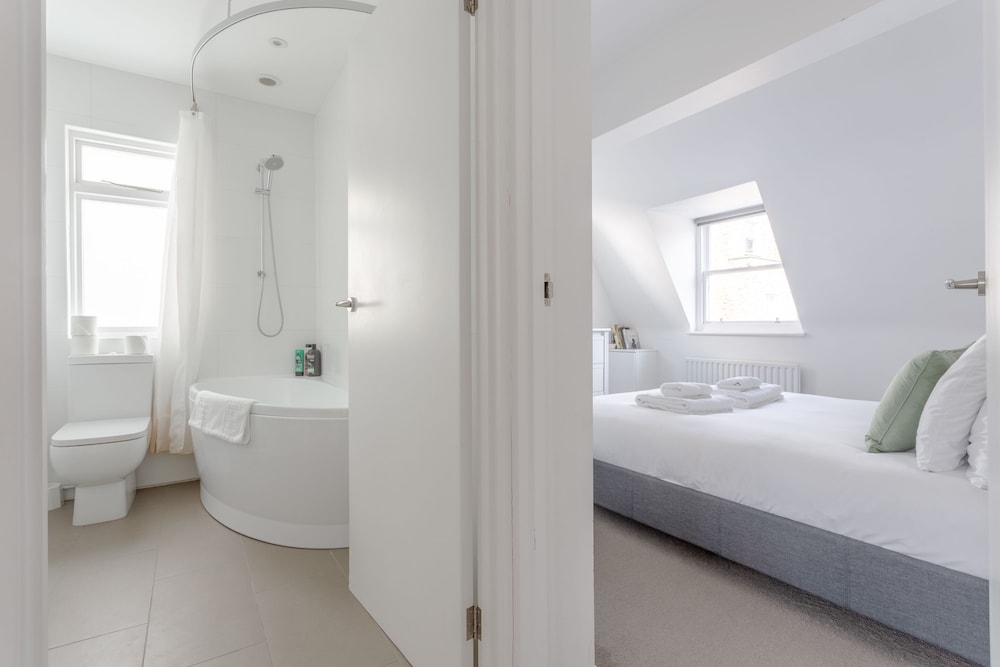 Bright & Airy 1 Bedroom Apartment in Central London
