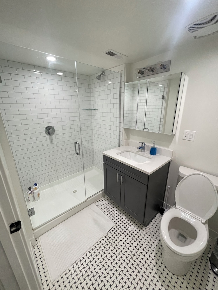 Cozy and Modern Stay in the Heart of C