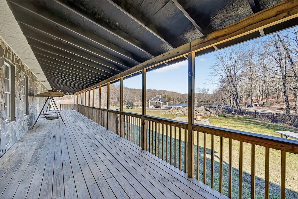 Natural Getaway at Orchard Farm Lakeside Retreat