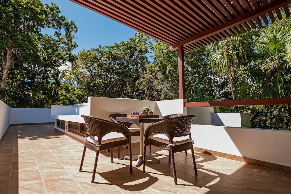 Marvellouse Town House, Terrace, Pool and Golf view 5