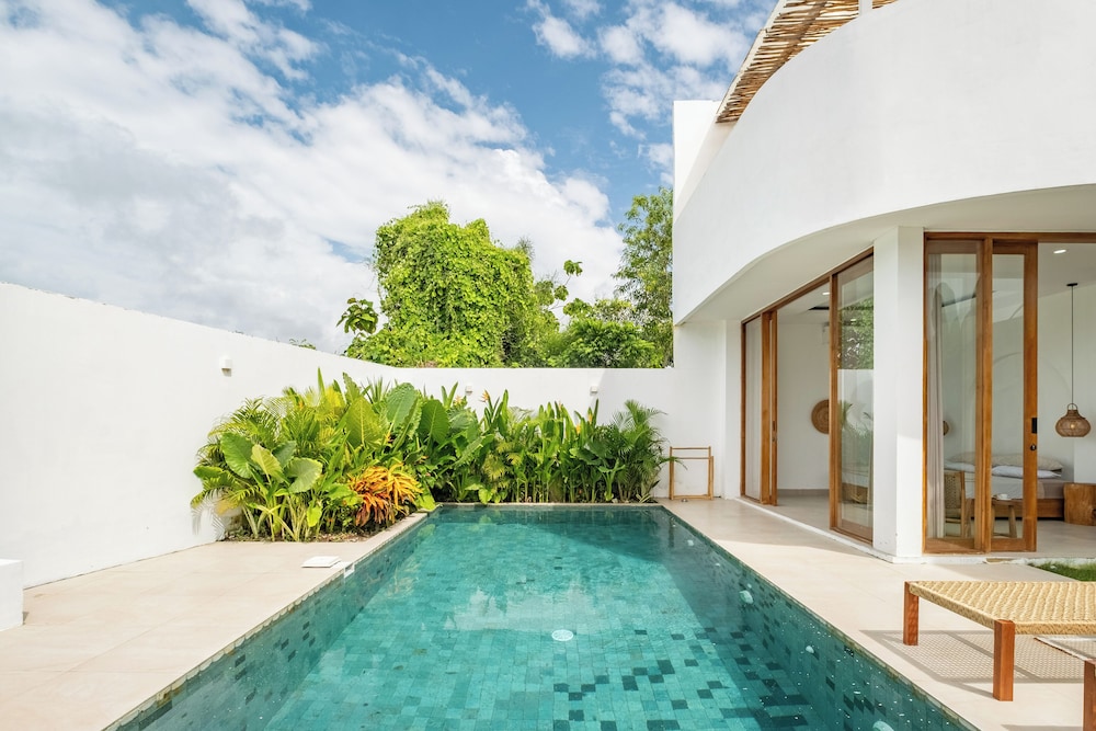 Tropical Modern Villa Amaya by OriVista