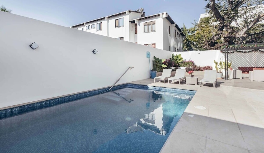 Cozy 2BR House 2 min to the Beach - Pool - Terrace