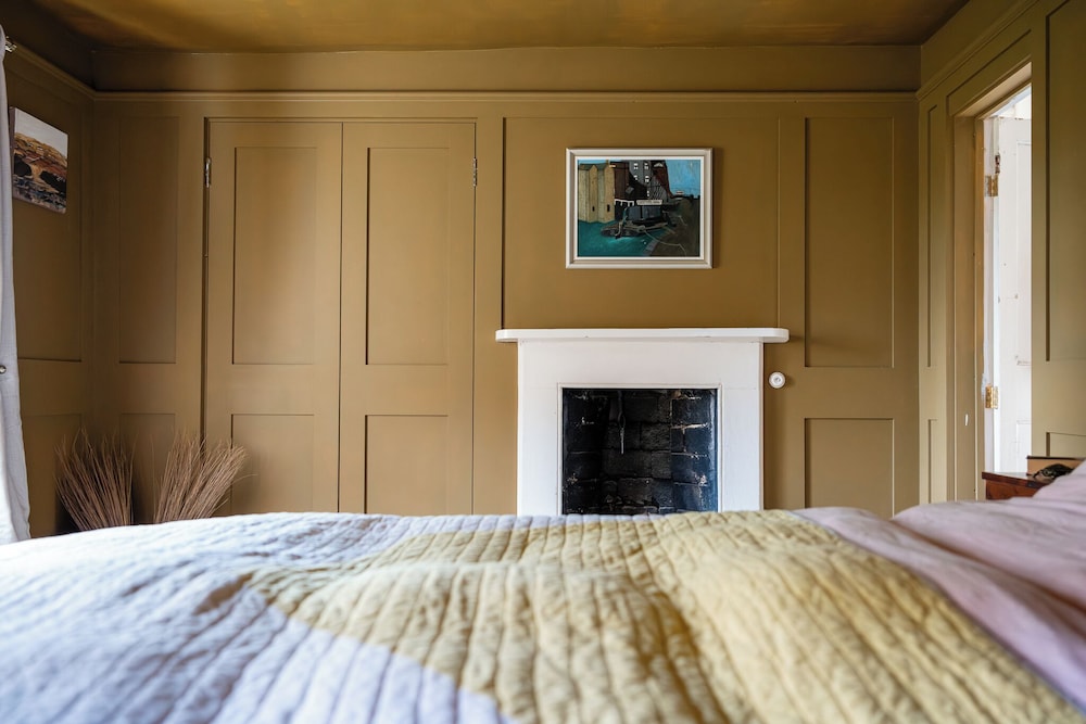Stunning 8-Bedroom Home in Painswick