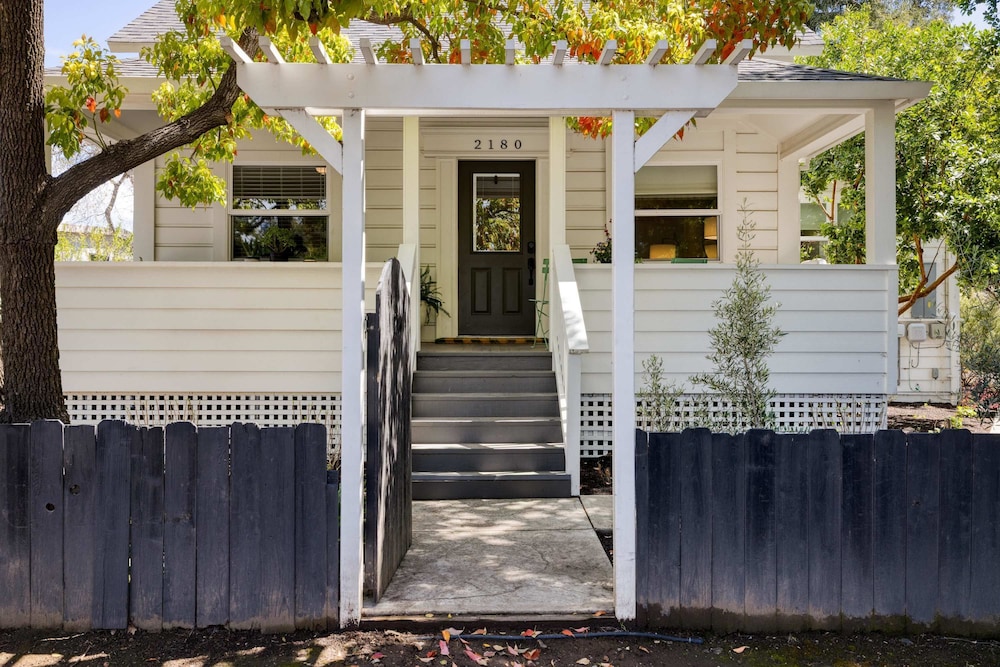 Stylish Central Napa Home With Serene Private Yard