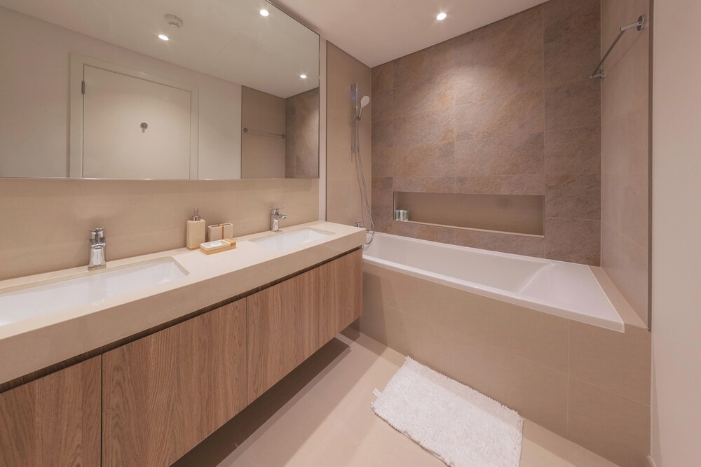 Lavish 2BR in Downtown Views Close to Dubai Mall Burj Khalifa