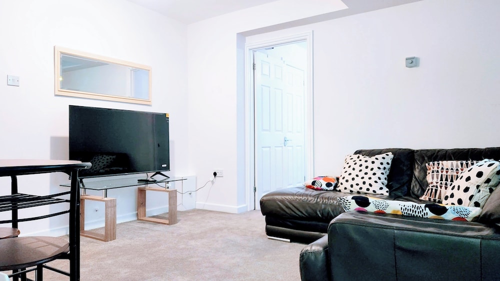 Camberley - 1-bed Annex - Sleeps 2 - Garden