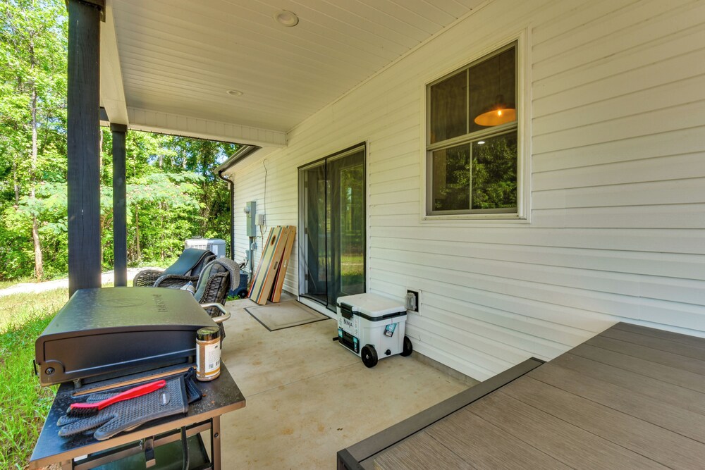 1 Mi to Lake Hartwell: Updated Retreat w/ Patio!