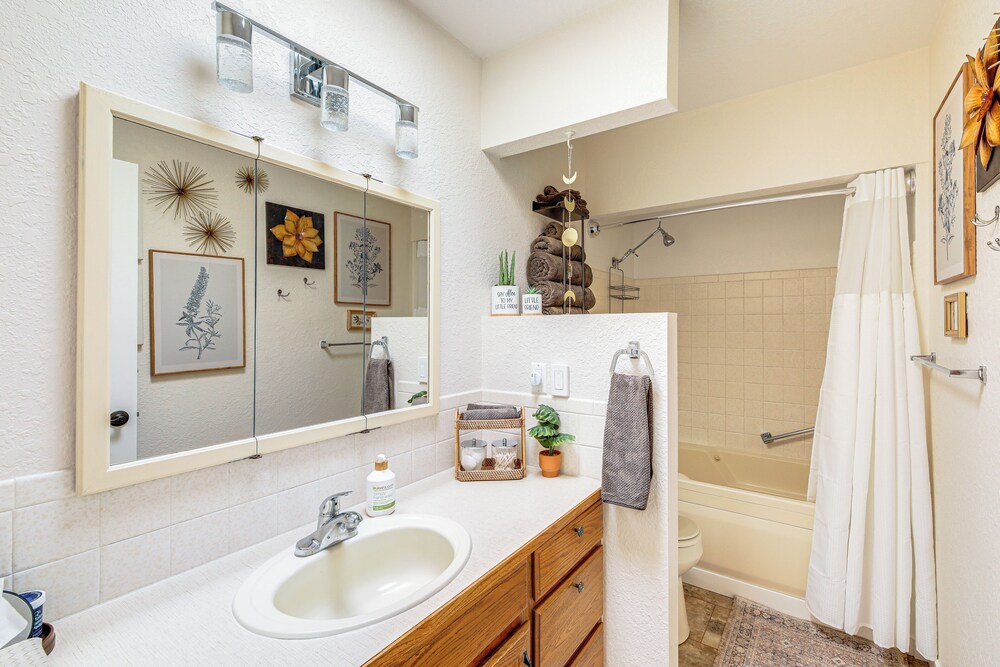 NEW Listing! Gorgeous Poolside Views: Havasu Haven