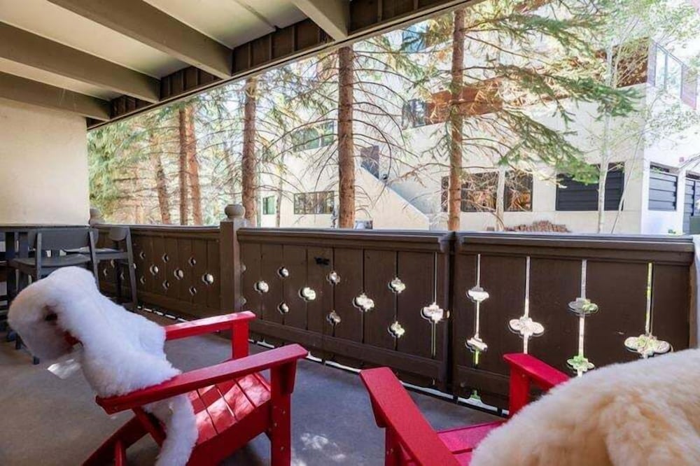 Villa Cortina Condo with 5 Minutes Walk to Gondola by RedAwning view 4
