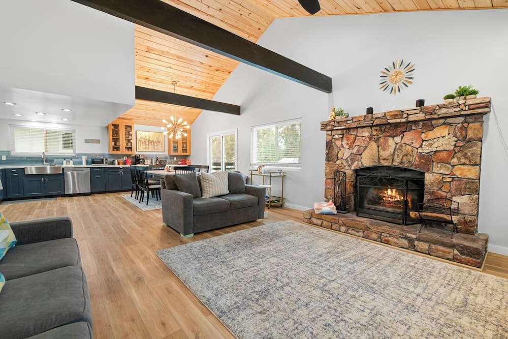 Bear Mountain Chalet w views Hot Tub