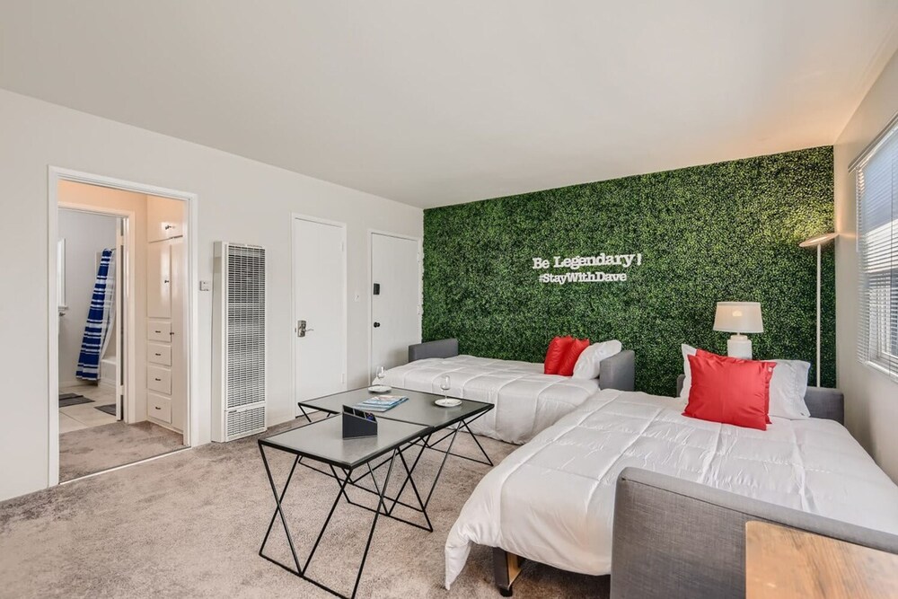 Walk to Beach - King Apt In 1 Area - AC