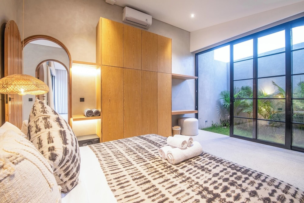 Stylish 5BR Boho Hideaway, 5 Minutes Bingin Beach