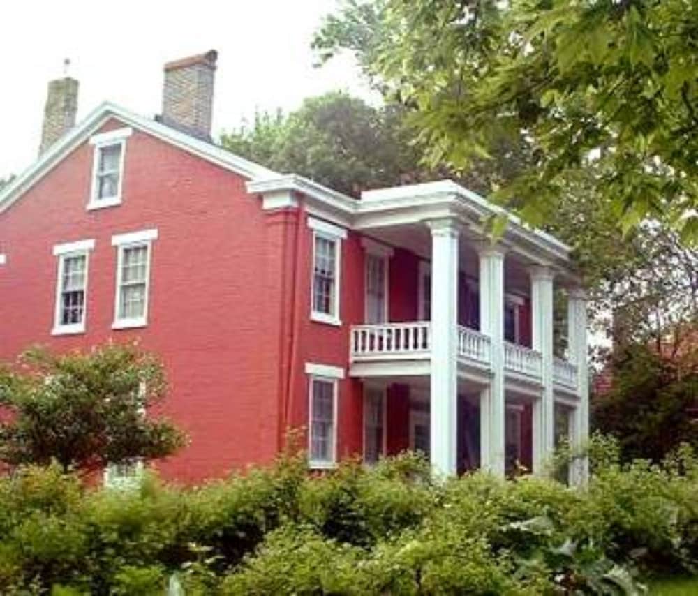 Dubuque Vacations - The Solon Langworthy House - Property Image 1