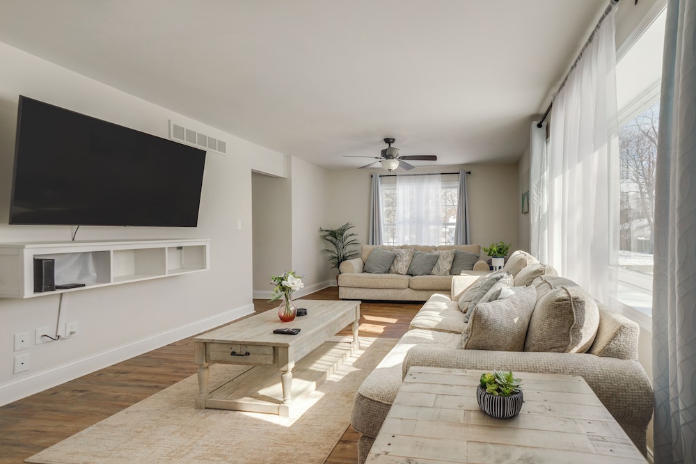 1/2 Mi to Lake Geneva: Home w/ Game Room