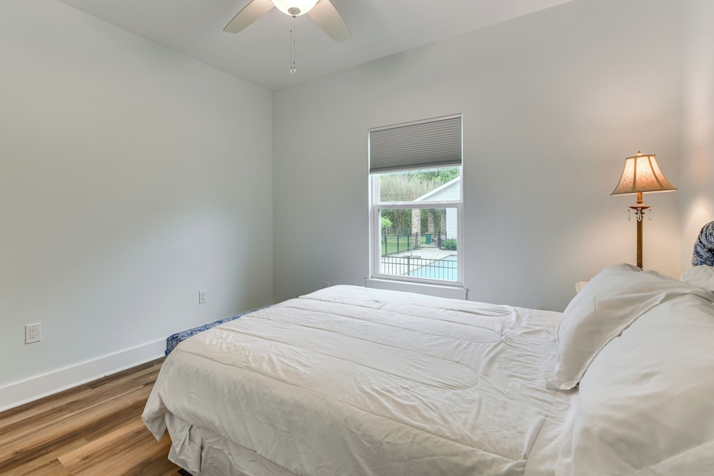 Walk to Beach & Harbor: Dtwn Pass Christian Home