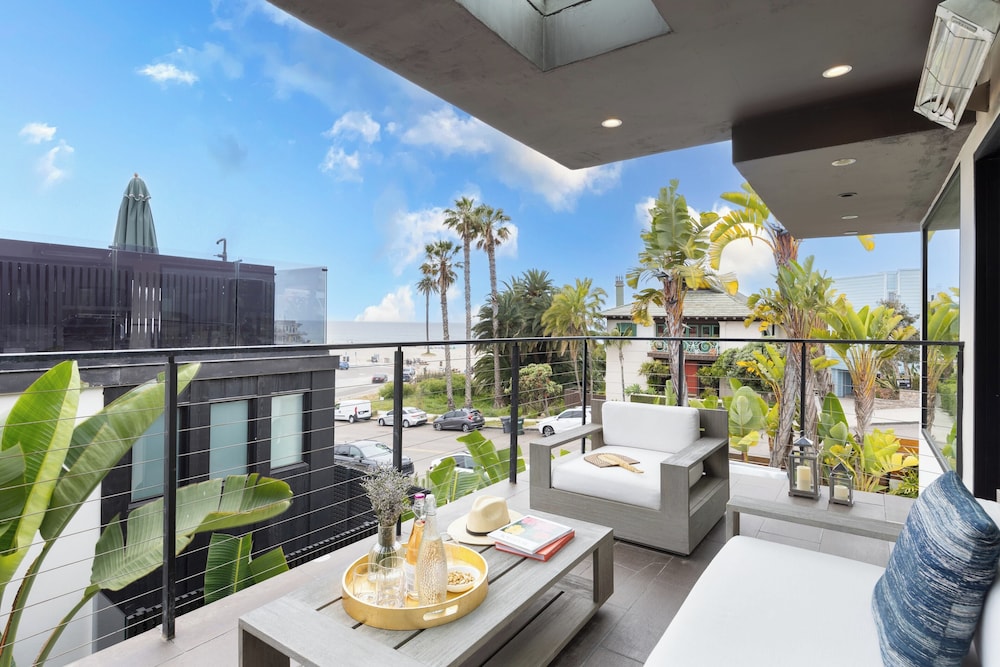 Steps to Beach+shops, Oceanview, Hot Tub+firepit Moonlight Modern by Avantstay view 5